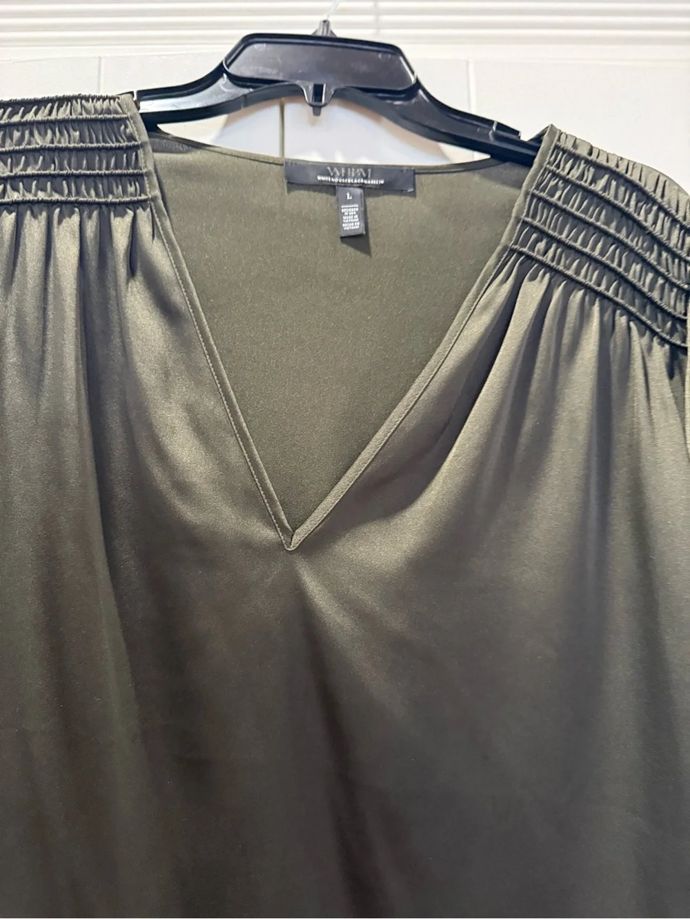 White House Black Market Olive Green V-Neck Smocked Shoulder Blouse Satin sz LG - Picture 5 of 5